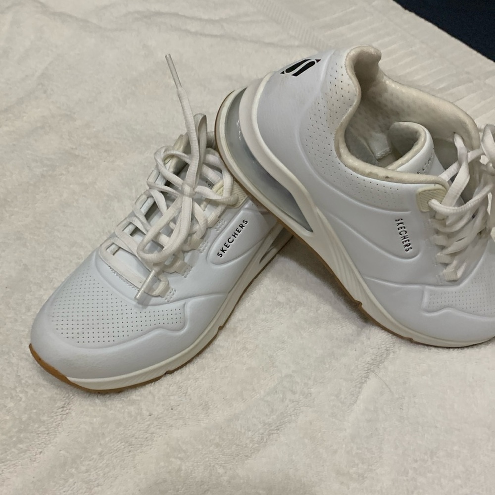 Sketchers tennis shoes